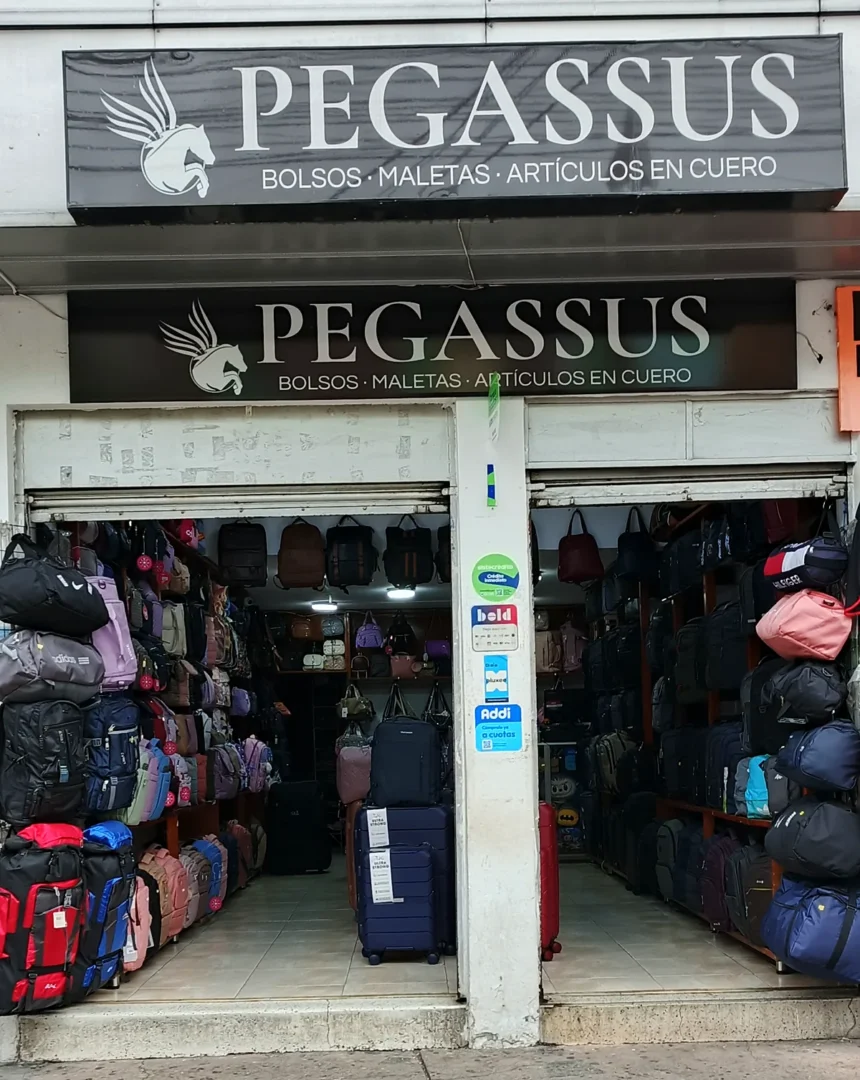 Entrada de la tienda Pegassus de bolsos, maletas y artículos en cuero en el barrio Restrepo, Bogotá